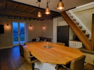 - une salle à manger avec une table et des chaises en bois dans l'établissement Top Hill Farm Cottage, à Sheffield