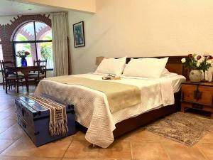 um quarto com uma cama grande e uma mesa em Casa Bienteveo 15 min de Cuernavaca, 23 personas em Tezoyuca