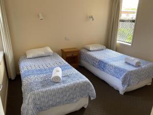 2 letti in camera d'albergo con asciugamani di Horizons Unit 2 Beachfront Unit a Bargara