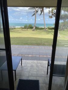 una porta a vetri con vista sull'oceano di Horizons Unit 2 Beachfront Unit a Bargara