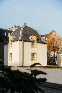 una gran casa blanca con techo negro en The Pavilion at Lamb's House, en Edimburgo