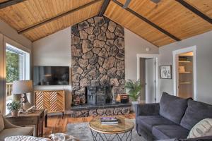 sala de estar con pared de piedra en Hillside Home with Dock about 8 Mi to Coeur dAlene!, en Hayden Lake