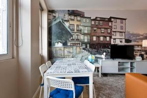 ein Esszimmer mit einem Tisch und Stadtblick in der Unterkunft Oporto Blue Lapa - Original Citycenter House! in Porto