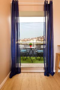 Habitación con ventana con mesa y sillas en Oporto Blue Lapa - Original Citycenter House! en Oporto