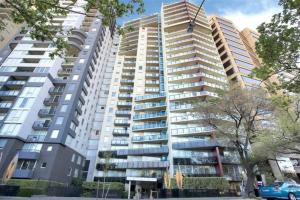 um grande edifício de apartamentos com dois edifícios altos em City skyline views with swimming pool! em Melbourne