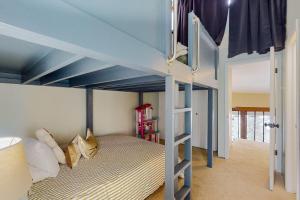 sypialnia z łóżkiem piętrowym i niebieskim sufitem w obiekcie Mountainside Oasis w mieście Avon