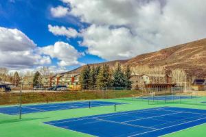 kort tenisowy z dwoma siatkami tenisowymi w obiekcie Mountainside Oasis w mieście Avon