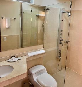 La salle de bains est pourvue de toilettes, d'un lavabo et d'une douche. dans l'établissement PlazaMar Pacifico Hotel, à Buenaventura