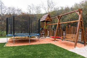 un parque infantil con tobogán y columpio en ArkApartman, en Arka