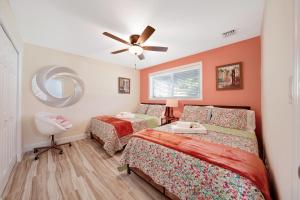 1 dormitorio con 2 camas y ventilador de techo en Dania Beach Waterfront,near Hollywood & Fll en Dania Beach