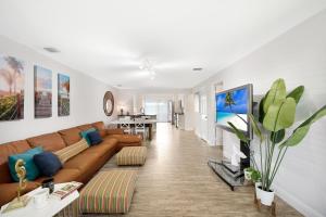 sala de estar con sofá de cuero marrón en Dania Beach Waterfront,near Hollywood & Fll en Dania Beach