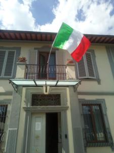 een vlag voor een huis bij Villa Gelsomino Garden in Florence