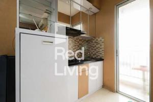 una cucina con frigorifero bianco in una camera di RedLiving Apartemen Bassura City - Vina Tan Tower Flamboyan a Giacarta