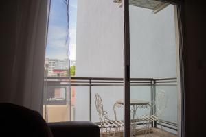 Habitación con balcón con mesa y sillas. en Departamento 3 ambientes con balcón y 2 baños en Buenos Aires