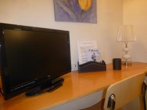 een computermonitor op een bureau in een hotelkamer bij Hostal El Val in Alcalá de Henares