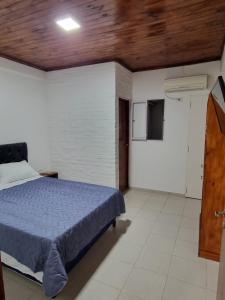 1 dormitorio con 1 cama y TV. en Departamento Duvivier en Resistencia