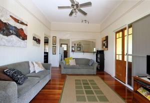 Μια τηλεόραση ή/και κέντρο ψυχαγωγίας στο Billys Beach House Elliott Heads
