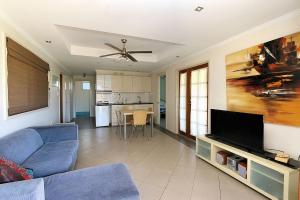 Η κουζίνα ή μικρή κουζίνα στο Billys Beach House Elliott Heads +14 φωτογραφίες