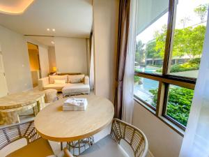 Posezení v ubytování Veranda pool access 2BR family Huahin