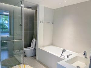 Koupelna v ubytování Veranda pool access 2BR family Huahin