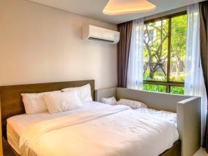Postel nebo postele na pokoji v ubytování Veranda pool access 2BR family Huahin + 18 fotografií