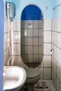 a bathroom with a toilet and a sink at Pousada Cachoeira da Fumaça in Palmeiras