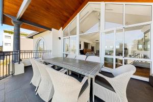 ein Esszimmer mit einem Tisch und Stühlen in der Unterkunft Beachfront Family Favourite Home with Pool & Views in Mandurah
