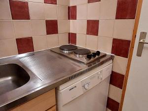 una pequeña cocina con fogones y fregadero en Appartement Valmorel, 1 pièce, 4 personnes - FR-1-356-280, en Valmorel