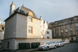 dos coches estacionados frente a un edificio en The Pavilion at Lamb's House, en Edimburgo