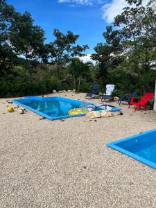 2 piscinas en una playa con sillas y árboles en Barcaza de 2 habitaciones a 2 km de Playa Potrero, en Potrero