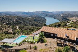 Vue sur la piscine de l'établissement Casa das Arribas - Rio Douro aos seus pés ou sur une piscine à proximité