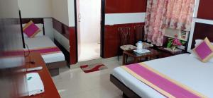 Postel nebo postele na pokoji v ubytování Hotel Su Shree Continental Dx Near New Delhi Railway Station