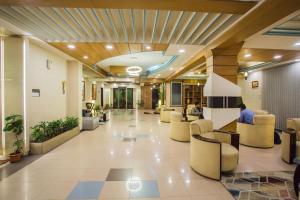 Eine Krankenhauslobby mit Sofas und Stühlen in der Unterkunft Tropical Daisy - Lake View in Dhaka