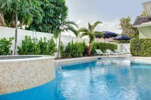 een zwembad met een waterpartij in de tuin bij PACK YOUR BAGS FOR THE ATLANTIC BEACH HOUSE WHERE YOU CAN HAVE IT ALL ! in Fort Lauderdale