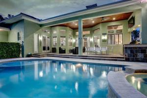 - une piscine en face d'une maison dans l'établissement PACK YOUR BAGS FOR THE ATLANTIC BEACH HOUSE WHERE YOU CAN HAVE IT ALL !, à Fort Lauderdale