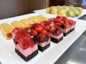uma fila de sobremesas num prato branco em Richmond Hotel Hamamatsu em Hamamatsu