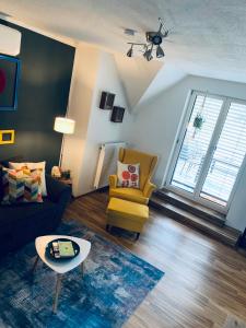 a living room with a couch and a table at Zur Rotbuche in Zeltingen-Rachtig