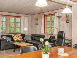 uma sala de estar com um sofá e uma mesa em 8 person holiday home in Oksb l em Oksbøl