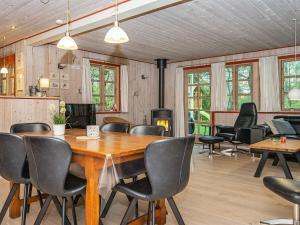 uma sala de jantar com uma mesa de madeira e cadeiras em 8 person holiday home in Oksb l em Oksbøl