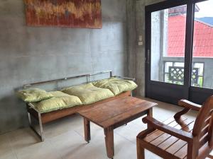 un divano in una stanza con finestra di BEACHWAY APARTMENT a Ban Lamai