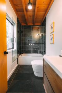 uma casa de banho com uma banheira, um WC e um lavatório. em Lakeside South at Live Oak Lake em Bellmead