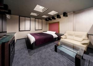 Rúm í herbergi á HOTEL HanaBi 長良の湯 -大人専用-