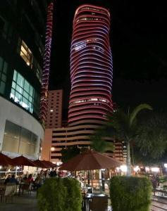 un edificio alto con una palmera delante de él en lighthouse view mini suit809-1, en Guayaquil