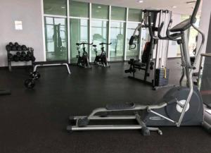 un gimnasio con varias máquinas de correr en una habitación en lighthouse view mini suit809-1, en Guayaquil