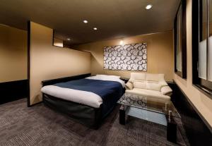Rúm í herbergi á HOTEL HanaBi 長良の湯 -大人専用-