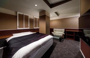 Rúm í herbergi á HOTEL HanaBi 長良の湯 -大人専用-