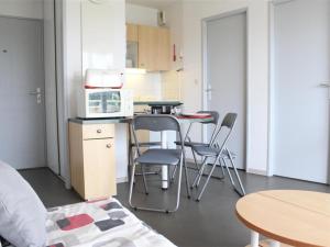 uma cozinha com mesa e cadeiras num quarto em Appartement La Rochelle, 2 pièces, 4 personnes - FR-1-246-177 em La Rochelle