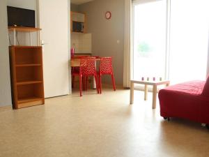 ein Wohnzimmer mit roten Stühlen und einem Tisch in der Unterkunft Appartement La Rochelle, 2 pièces, 4 personnes - FR-1-246-11 in La Rochelle