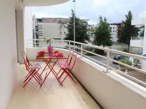 una mesa y sillas en un balcón con vistas en Appartement La Rochelle, 2 pièces, 4 personnes - FR-1-246-11, en La Rochelle