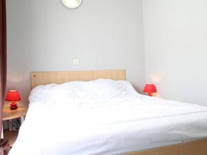 ein Schlafzimmer mit einem weißen Bett mit zwei roten Lampen in der Unterkunft Appartement La Rochelle, 2 pièces, 4 personnes - FR-1-246-11 in La Rochelle